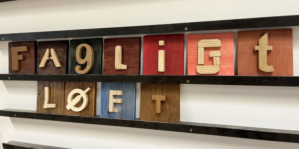 Træbogstaver, der former ordene 