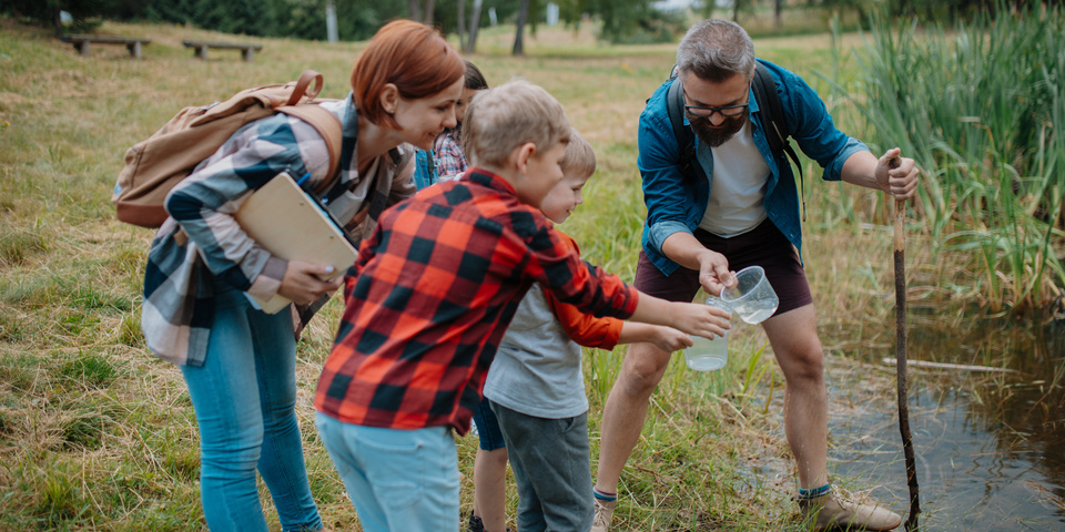 To voksne og børn i naturen - friluftsvejledning - udeskole