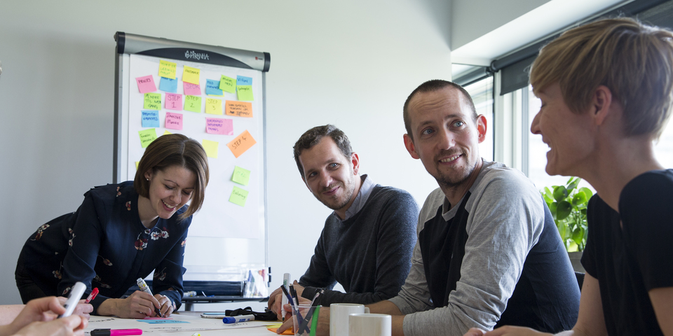 Gruppearbejde til møde, workshop i mødelokale, Noter på post-it, sticky notes, flipover