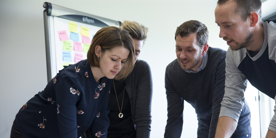 Gruppearbejde og evaluering til møde i mødelokale, Noter på post-it, sticky notes, flipover