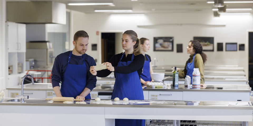 Studerende på VIA Ernæring og sundhedsuddannelsen drøfter og analyserer glutennetværket i en surdej. 
