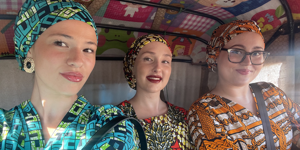 Iben, Blinera og Laura på studieophold i Ghana. Klædt i traditionelle dragter syet af lokale.