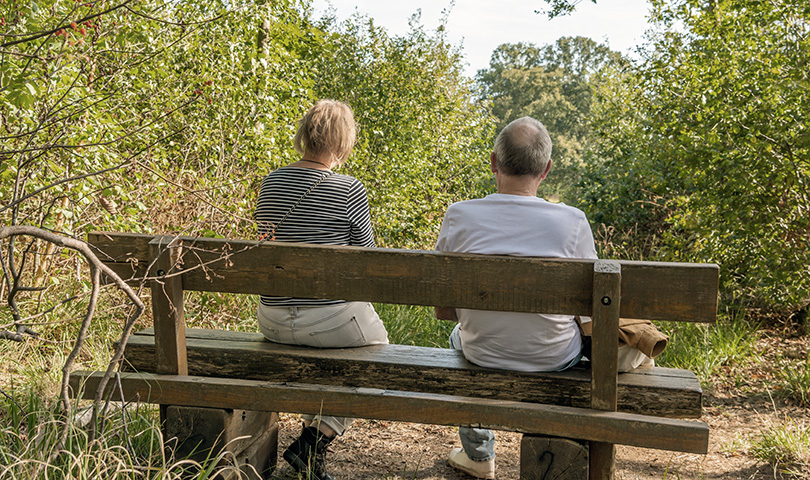 To personer sidder på en bænk
