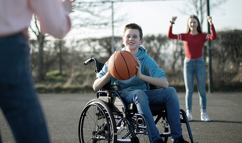 Børn der spiller med en bold