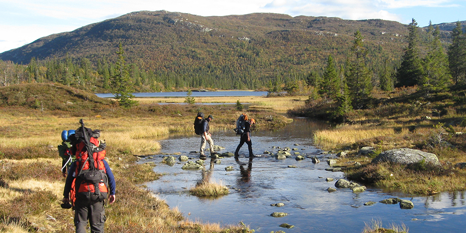 Tre mænd er på vandretur i Norge